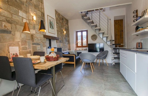 Mologno House | Stunning villa for 4 people with private pool, WIFI, TV, patio and pets allowed