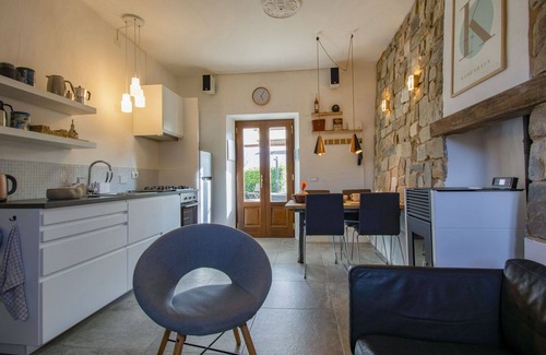 Mologno House | Stunning villa for 4 people with private pool, WIFI, TV, patio and pets allowed