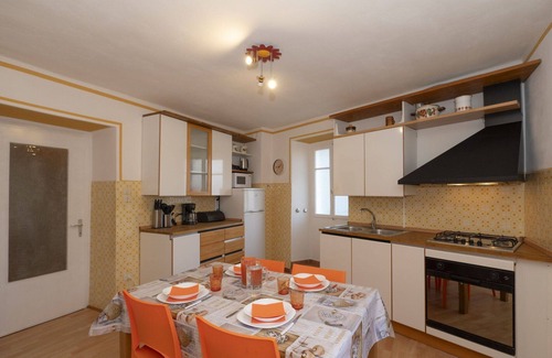 Comero House | Stunning villa for 4 people with WIFI, TV, balcony and pets allowed