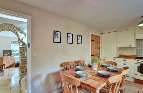 Bellerby House | Stunning villa for 6 guests with WIFI, hot tub, terrace and pets allowed