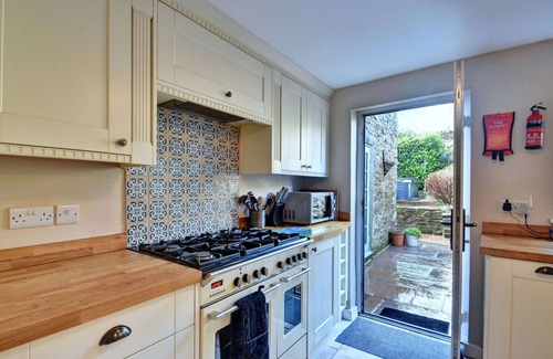 Bellerby House | Stunning villa for 6 guests with WIFI, hot tub, terrace and pets allowed