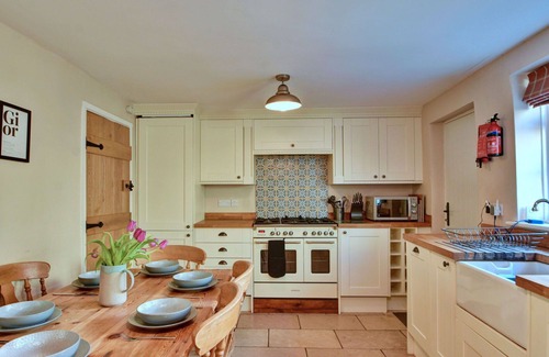 Bellerby House | Stunning villa for 6 guests with WIFI, hot tub, terrace and pets allowed