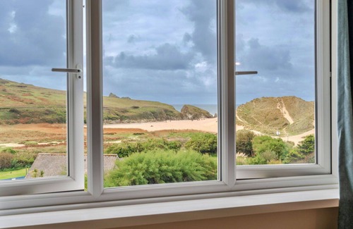 Holywell House | Stunning villa for 6 people with WIFI, terrace, pets allowed and parking