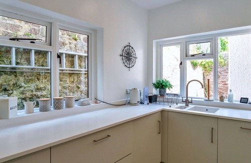 Cawsand House | Stunning villa for 8 guests with WIFI, terrace and pets allowed