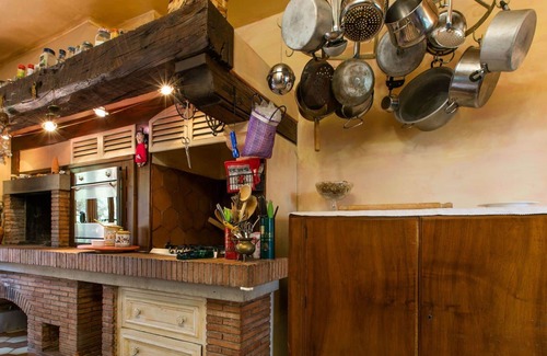 Livorno House | Stunning villa for 8 people with private pool, hot tub, A/C, WIFI, TV, patio and parking