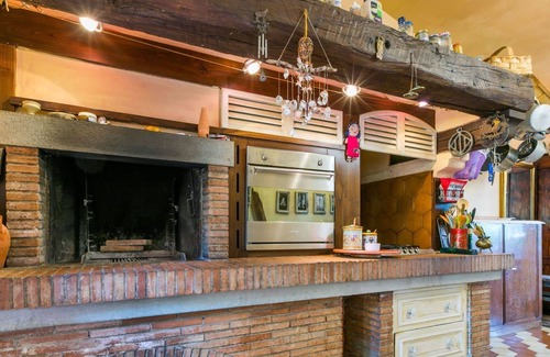 Livorno House | Stunning villa for 8 people with private pool, hot tub, A/C, WIFI, TV, patio and parking