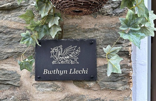 Rhiwbryfdir House | Stunning villa for 6 guests with WIFI, terrace and pets allowed