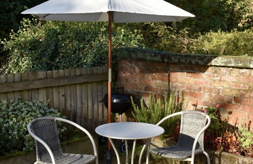 Wollerton House | Stunning villa for 3 guests with TV and pets allowed