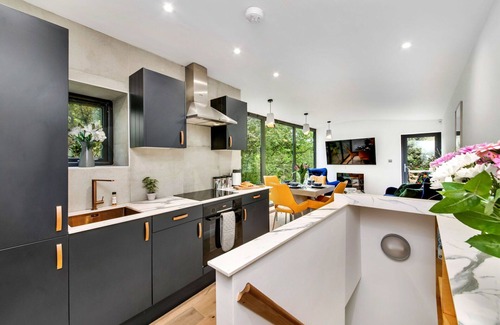 Cragg Vale House | Stunning villa for 6 people with WIFI, TV, balcony and pets allowed