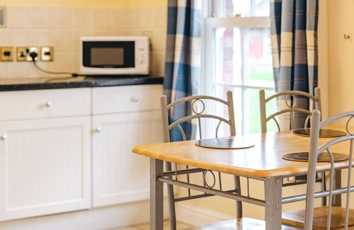 Eaton Mascott House | Stunning villa for 4 people with WIFI, TV and pets allowed
