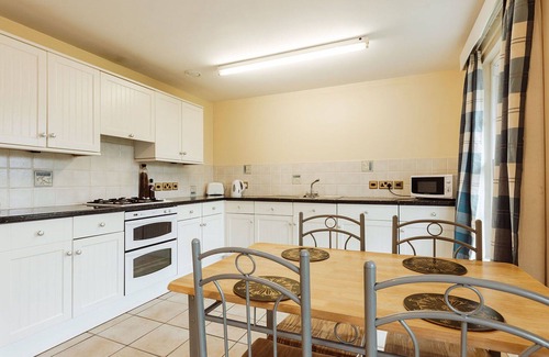 Eaton Mascott House | Stunning villa for 4 people with WIFI, TV and pets allowed