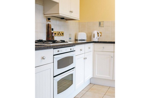 Eaton Mascott House | Stunning villa for 4 people with WIFI, TV and pets allowed