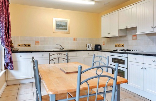 Eaton Mascott House | Stunning villa for 4 guests with WIFI, TV and pets allowed