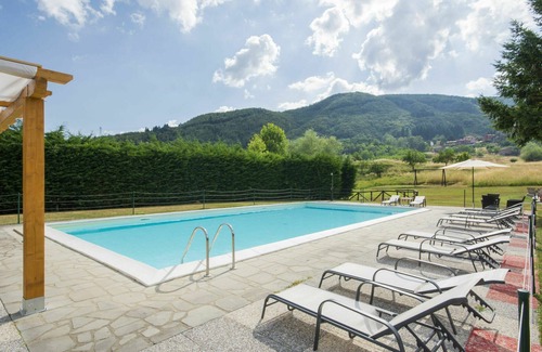 Camporgiano Villa | Stunning villa for 8 people with WIFI, private pool, TV and pets allowed