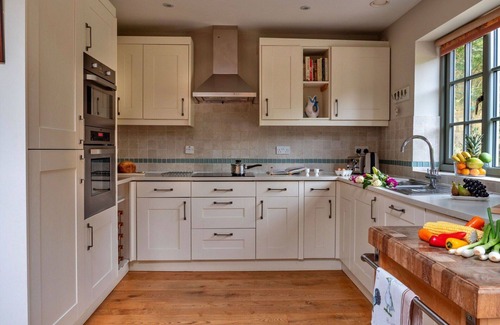 Kingham House | Stunning villa for 6 guests with WIFI, pool and parking