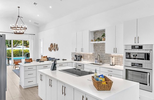 Poinsettia Heights House | Stunning Villa near Las Olas Beach Heated Pool