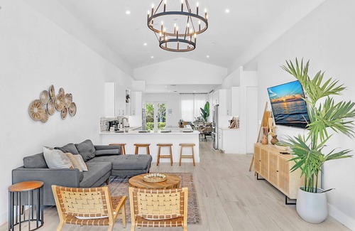 Poinsettia Heights House | Stunning Villa near Las Olas Beach Heated Pool