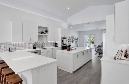Poinsettia Heights House | Stunning Villa near Las Olas Beach Heated Pool