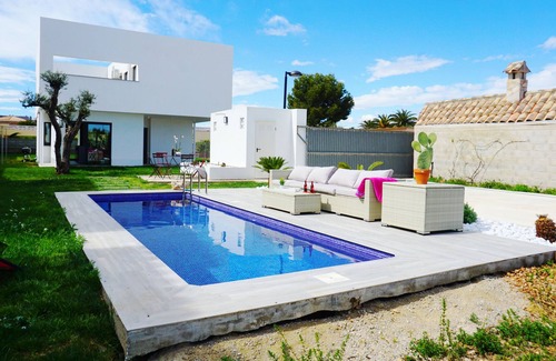 Vinaros Villa | Stunning villa with private pool, solarium and only 350m from the beach