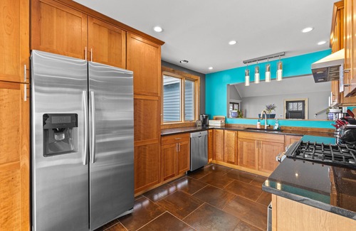 Colchester House | Stunning VT lake house- dog friendly
