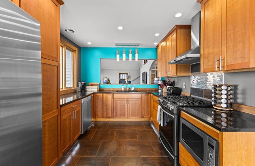 Colchester House | Stunning VT lake house- dog friendly
