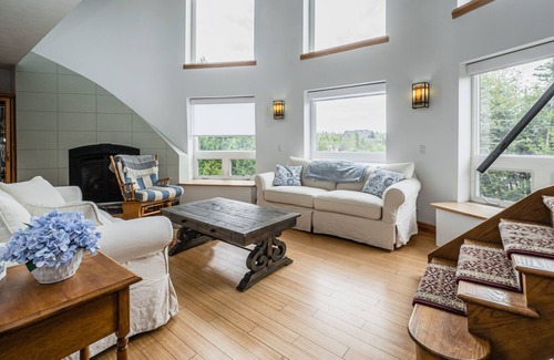 Stokes Bay Cottage | Stunning waterfront w/ spa + dog run