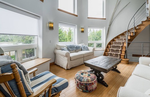 Stokes Bay Cottage | Stunning waterfront w/ spa + dog run