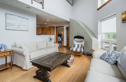 Stokes Bay Cottage | Stunning waterfront w/ spa + dog run