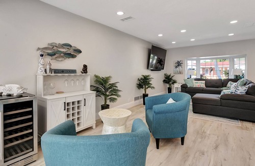 Harbor Hills House | Stunning Waterfront home | Heated Pool | Private Dock | Minutes to Beaches