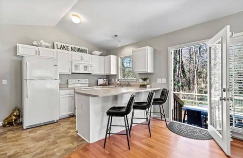 Mayhew House | Stutts Peninsula Lake Access