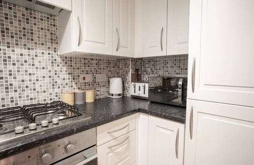 Chester House | Stylish Pet Friendly 2 BR Home, with Free Parking - 10 minutes from Chester City Centre