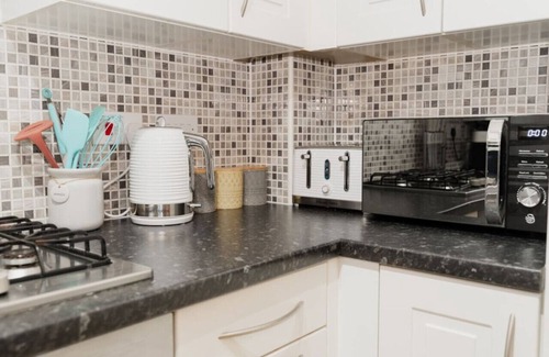 Chester House | Stylish Pet Friendly 2 BR Home, with Free Parking - 10 minutes from Chester City Centre