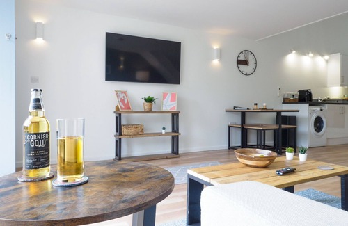 Falmouth Cottage | Stylish 1 bed property with shared pool/hot tub nr Falmouth/Helford River