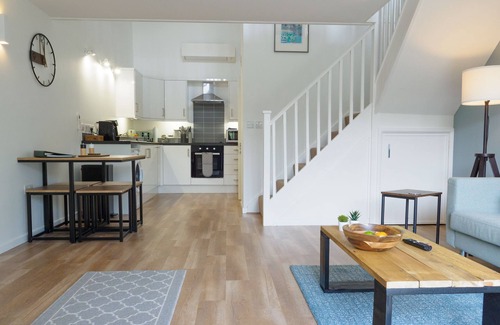 Falmouth Cottage | Stylish 1 bed property with shared pool/hot tub nr Falmouth/Helford River