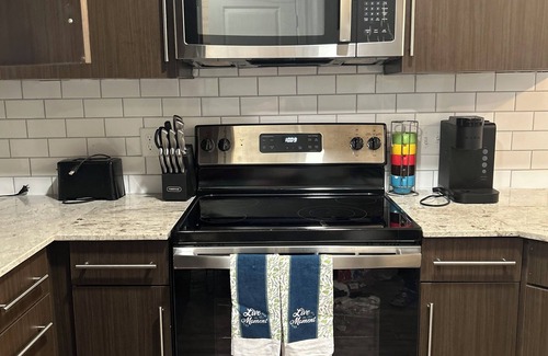 Old East Dallas Apartment | “Stylish 1-Bedroom Retreat in Deep Ellum: Patio, Free Amenities