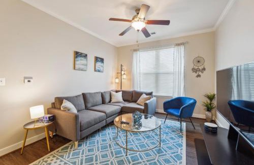 Woodbridge Apartment | Stylish 1 BR Apartment w Movie Theater