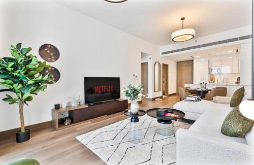 Al Safa Apartment | Stylish 1 BR in Canal Front with Pool and Gym Access