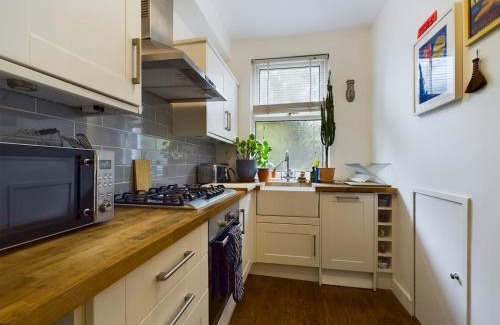 Leyton Apartment | Stylish 1Bedroom Retreat in Vibrant Leyton Pass the Keys