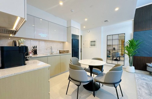 Downtown Dubai Apartment | Stylish 1BR Apartment in Burj Royale, Downtown