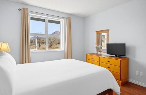 Canmore Apartment | Stylish 1BR Haven in CanmoreDT near Banff Sleeps 4