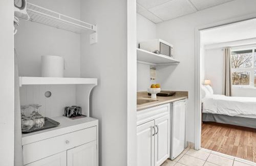 Canmore Apartment | Stylish 1BR Haven in CanmoreDT near Banff Sleeps 4