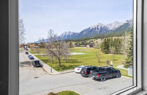 Canmore Apartment | Stylish 1BR Haven in CanmoreDT near Banff Sleeps 4
