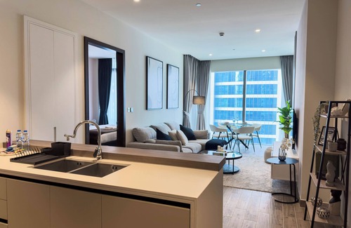Dubai Marina Apartment | Stylish 1BR Hotel Apartment Overlooking the Marina