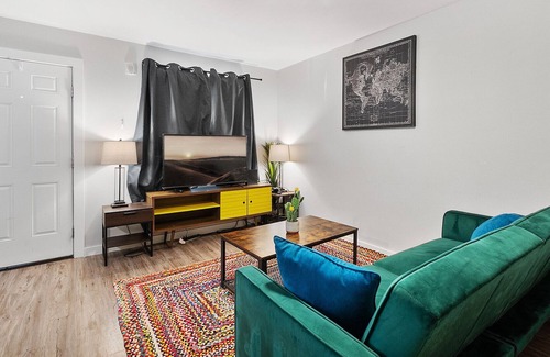 Highland Apartment | Stylish 1BR Near UT | Highland | Evonify