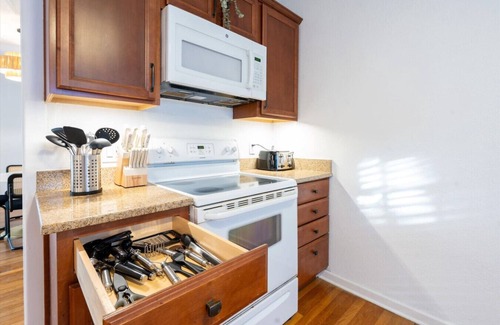 West Plaza House | Stylish 2 bd Stay Near Plaza & UMKC