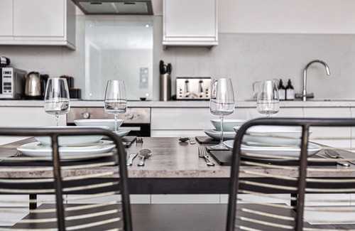 North Shore Apartment | Stylish 2 Bed apartment, Central Location, Sleeps 6