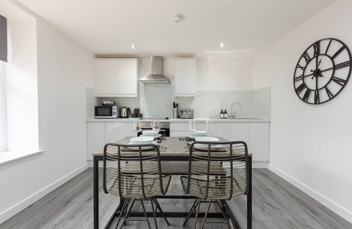 North Shore Apartment | Stylish 2 Bed apartment, Central Location, Sleeps 6