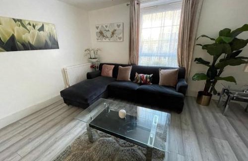 Brockley Apartment | Stylish 2 Bed Apartment - Perfect for Couples & Families, Free Parking - Near Brockley Station, London