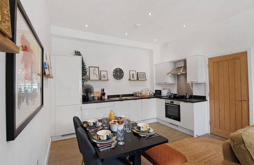 Norwich House | Stylish 2-bed flat in central Norwich with original artwork by a local artist. Bright, spacious, and fully equipped with two bathrooms.