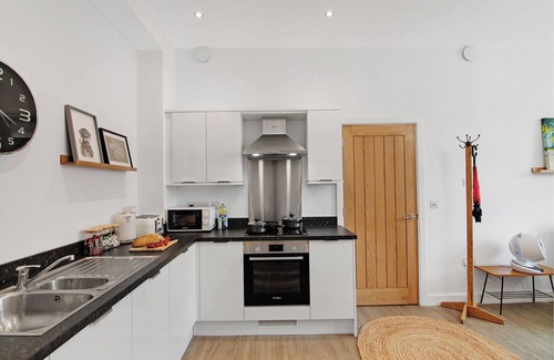 Norwich House | Stylish 2-bed flat in central Norwich with original artwork by a local artist. Bright, spacious, and fully equipped with two bathrooms.